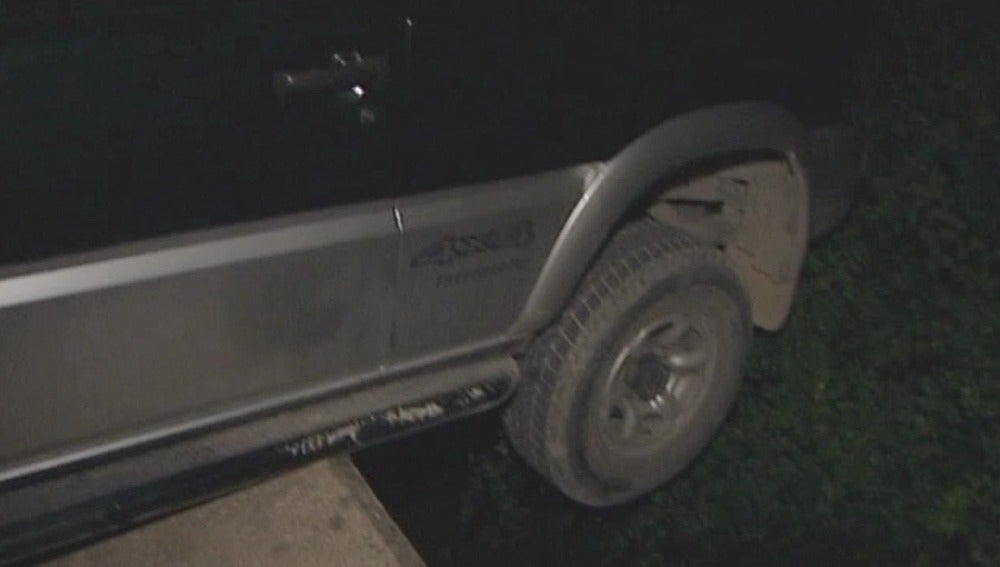 Un coche colgado de un barranco