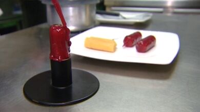 Un cirio pascual que se come y torrijas con espuma de natillas