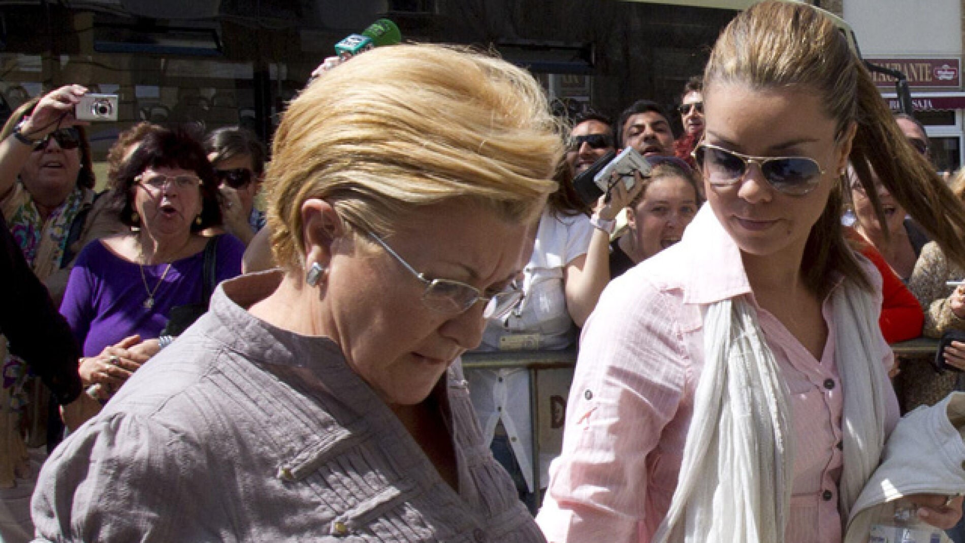 Mar&iacute;a Jos&eacute; Campanario y su madre llegan al juzgado