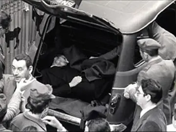 Encuentran el cadáver de Aldo Moro en el maletero de un coche