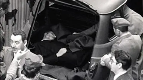 Encuentran el cadáver de Aldo Moro en el maletero de un coche Encuentran el cadáver de Aldo Moro en el maletero de un coche