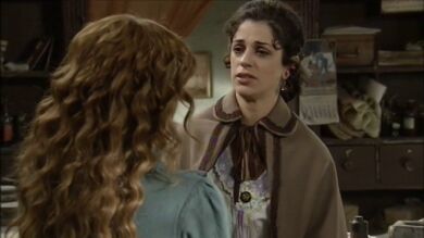 Sara intenta convencer a Flor para que no delate a Marcial