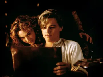 DiCaprio, junto a Kate Winslet en una escena de 'Titanic' DiCaprio, junto a Kate Winslet en una escena de 'Titanic'