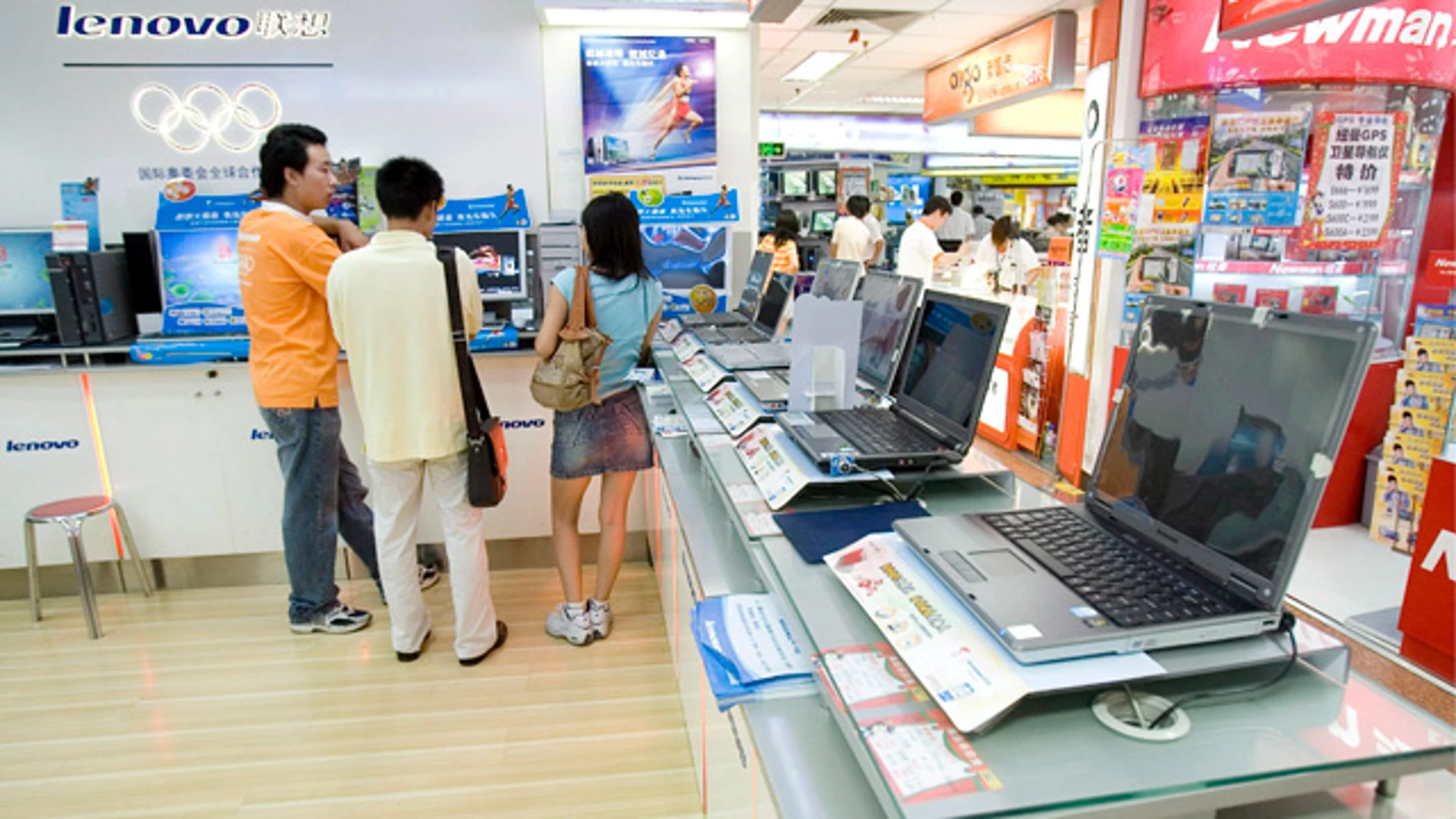 Interior de una tienda de PC City Interior de una tienda de PC City