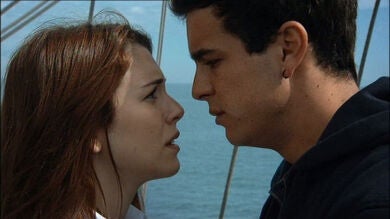 El primer beso de Mario Casas y Blanca Suárez en 'El Barco'