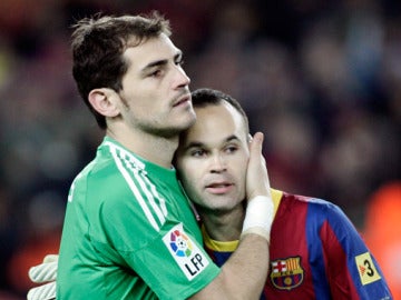 Iker Casillas e Iniesta en el partido de ida en el Camp Nou