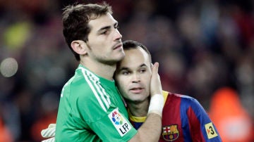 Iker Casillas e Iniesta en el partido de ida en el Camp Nou