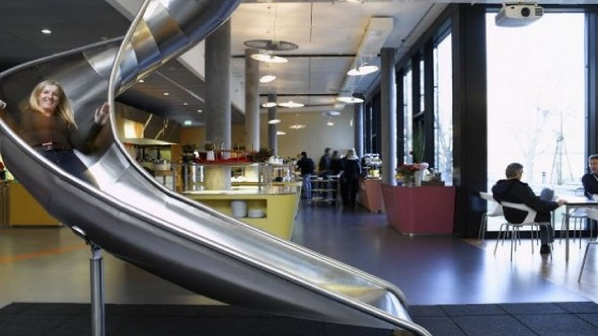 Un tobog&aacute;n en las Oficinas de Google