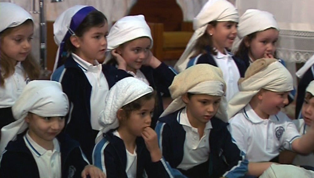 Niños sevillanos recrean una Semana Santa a escala