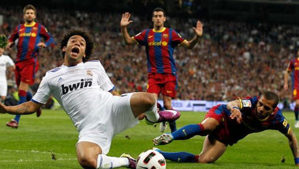 Alves comete penalti sobre Marcelo
