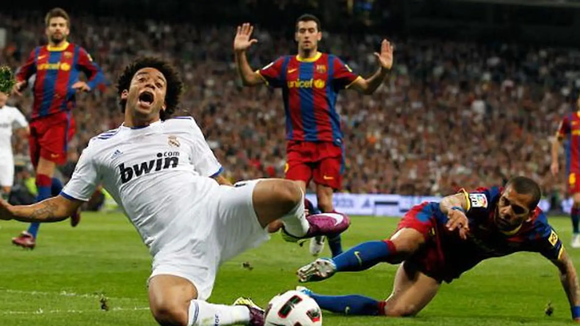 Alves comete penalti sobre Marcelo