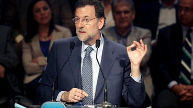 Rajoy dice que España recuperará su prestigio si hay un cambio político