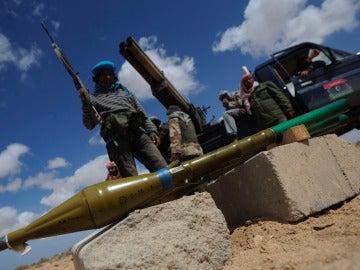Un misíl yace sobre el suelo cerca de soldados rebeldes libios 