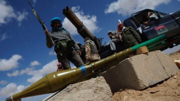 Un misíl yace sobre el suelo cerca de soldados rebeldes libios 