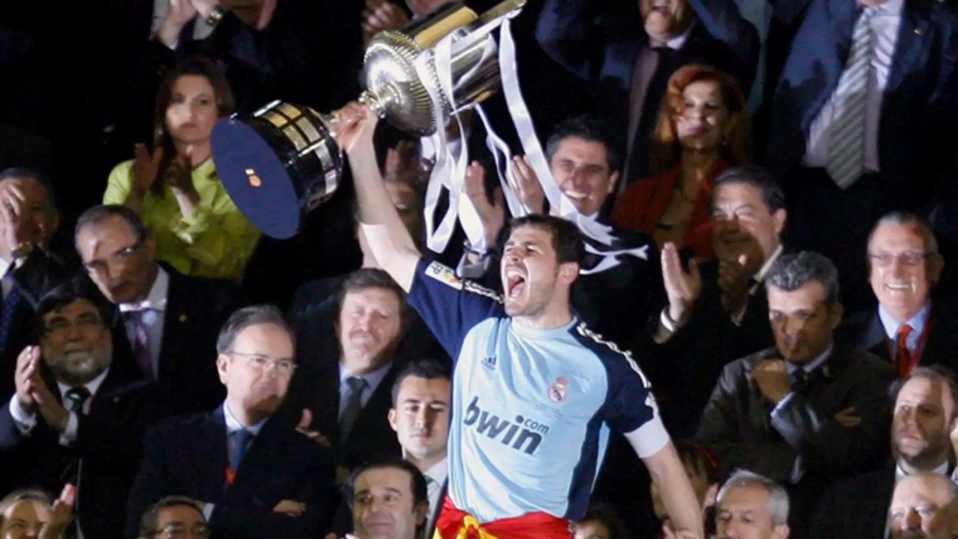 Iker Casillas levanta la Copa del Rey