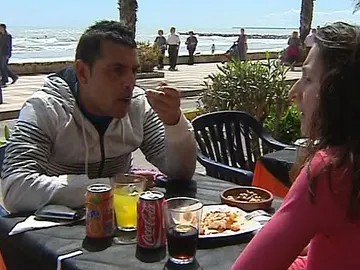 Una pareja disfruta de la comida en una terraza Una pareja disfruta de la comida en una terraza