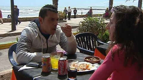 Una pareja disfruta de la comida en una terraza