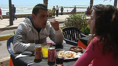 Una pareja disfruta de la comida en una terraza Una pareja disfruta de la comida en una terraza