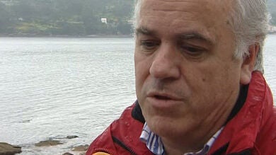 Buscan a dos tripulantes y a un pescador desaparecidos en aguas gallegas