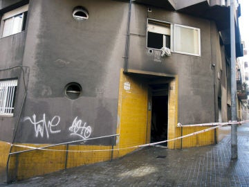 Un cordón policial a la entrada del edificio incendiado