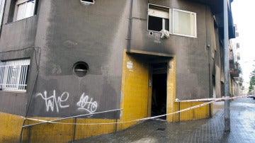 Un cordón policial a la entrada del edificio incendiado