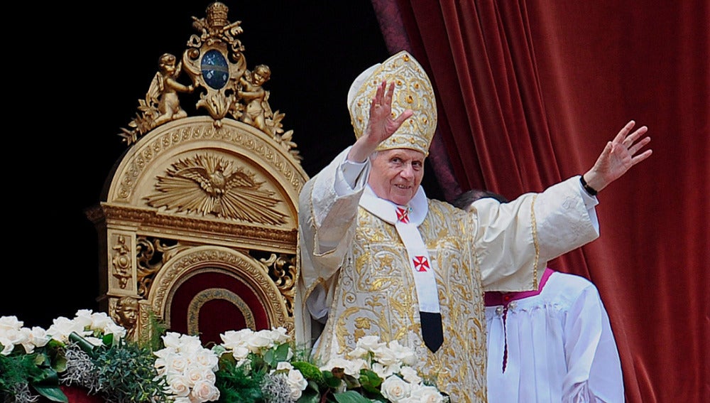 Benedicto XVI durante la misa de Domingo de Resurrección