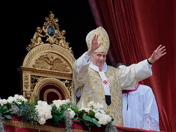 Benedicto XVI durante la misa de Domingo de Resurrección Benedicto XVI durante la misa de Domingo de Resurrección