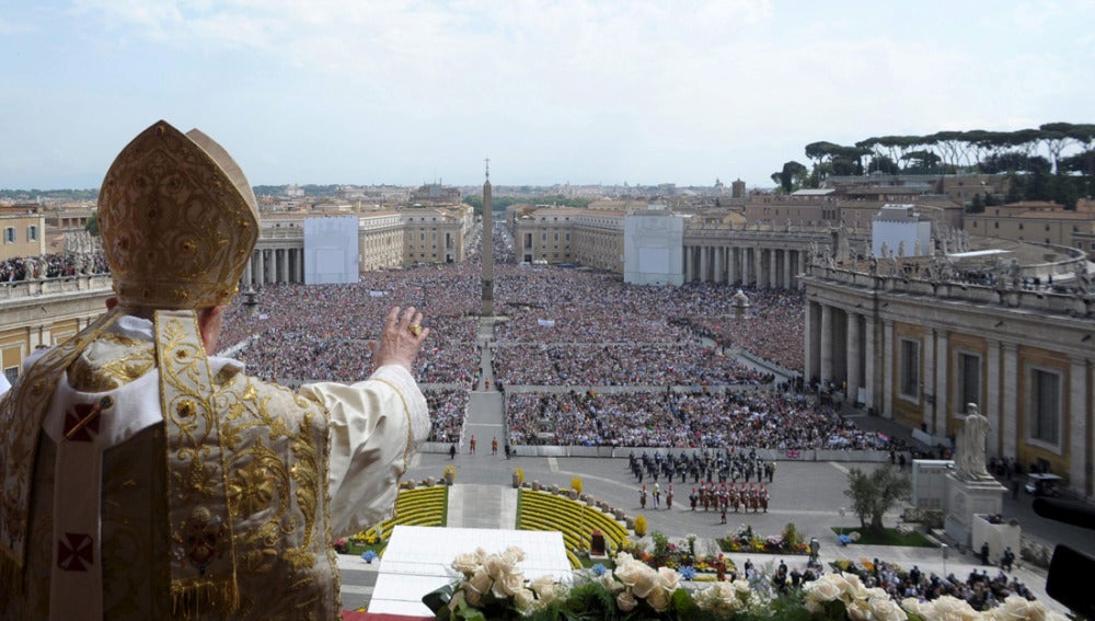 Benedicto XVI saluda a los fieles reunidos en la plaza de San Pedro