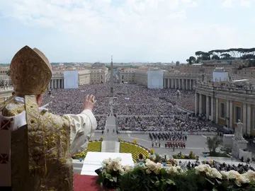 Benedicto XVI saluda a los fieles reunidos en la plaza de San Pedro Benedicto XVI saluda a los fieles reunidos en la plaza de San Pedro