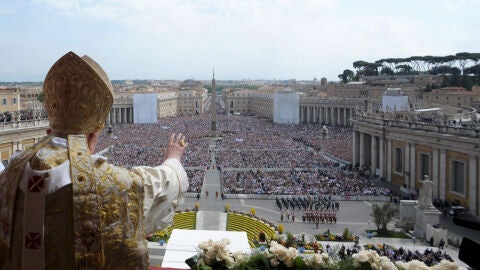 Benedicto XVI saluda a los fieles reunidos en la plaza de San Pedro