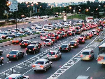 Atasco de coches en la carretera Atasco de coches en la carretera