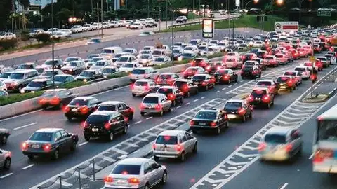 Atasco de coches en la carretera Atasco de coches en la carretera