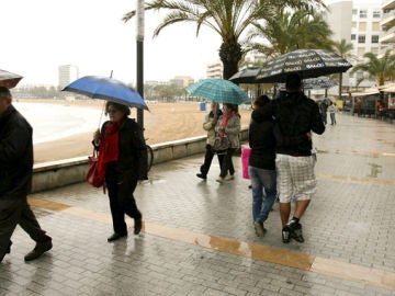 Turistas pasean por Salou