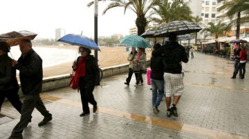 Turistas pasean por Salou