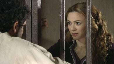 Sara visita a Roberto en la cárcel