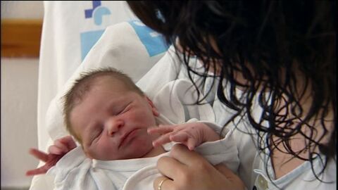 Beb&eacute; nace en la calle de Burgos