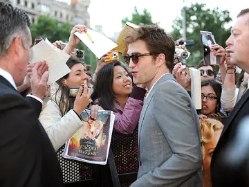 Robert Pattinson atiende a sus fans Robert Pattinson atiende a sus fans