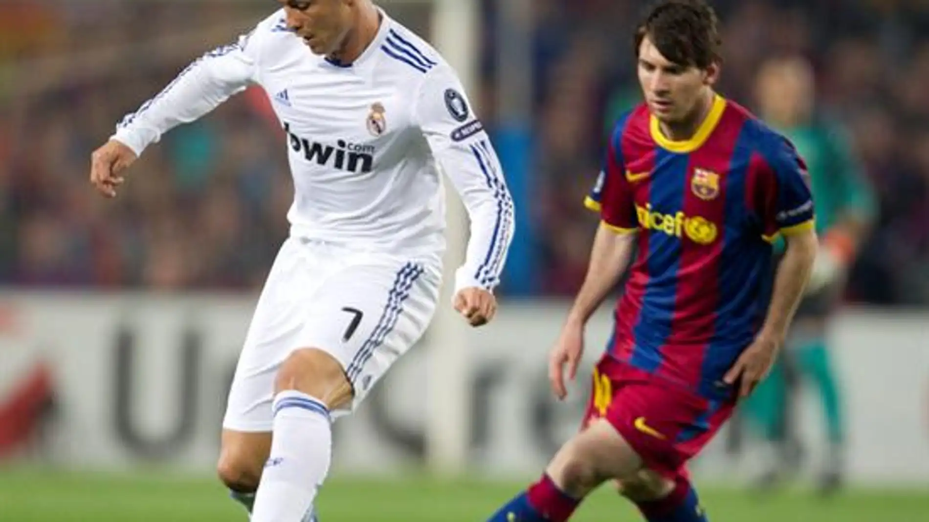 Cristiano Ronaldo se lleva el balón frente a Messi