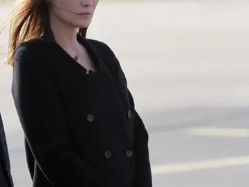 Carla Bruni en la ceremonia por las victimas del atentado en Orly Carla Bruni en la ceremonia por las victimas del atentado en Orly
