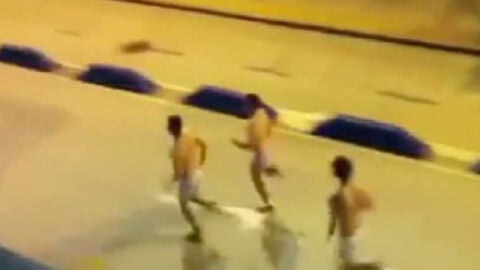Corren desnudos tras el botell&oacute;n