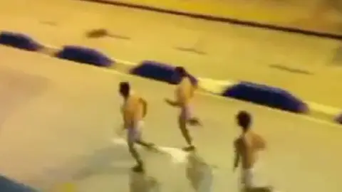 Corren desnudos tras el botellón Corren desnudos tras el botellón