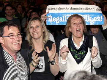 Varias personas celebran la decisión del Constitucional Varias personas celebran la decisión del Constitucional