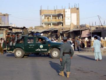 Policías afganos patrullan Kandahar, Afganistán