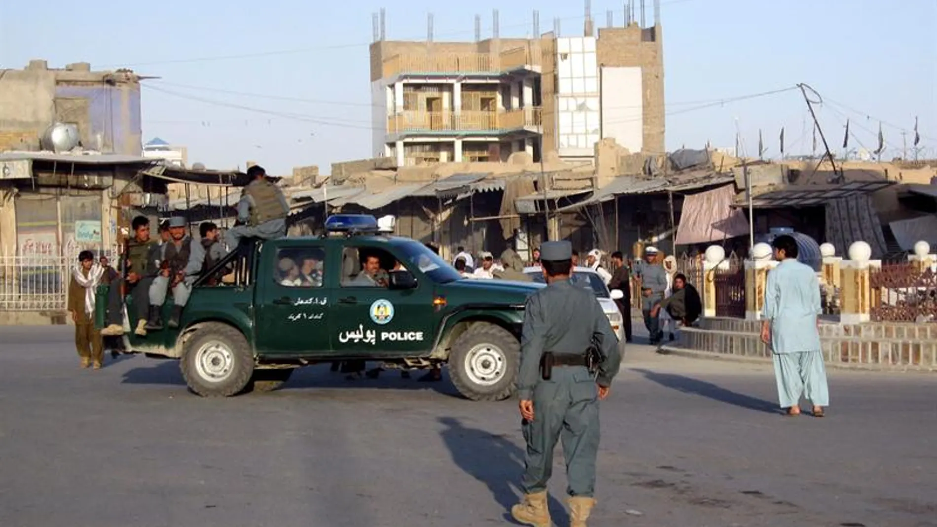 Policías afganos patrullan Kandahar, Afganistán Policías afganos patrullan Kandahar, Afganistán