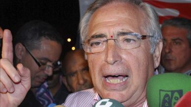 Juan José Imbroda es agredido durante la colocación de carteles