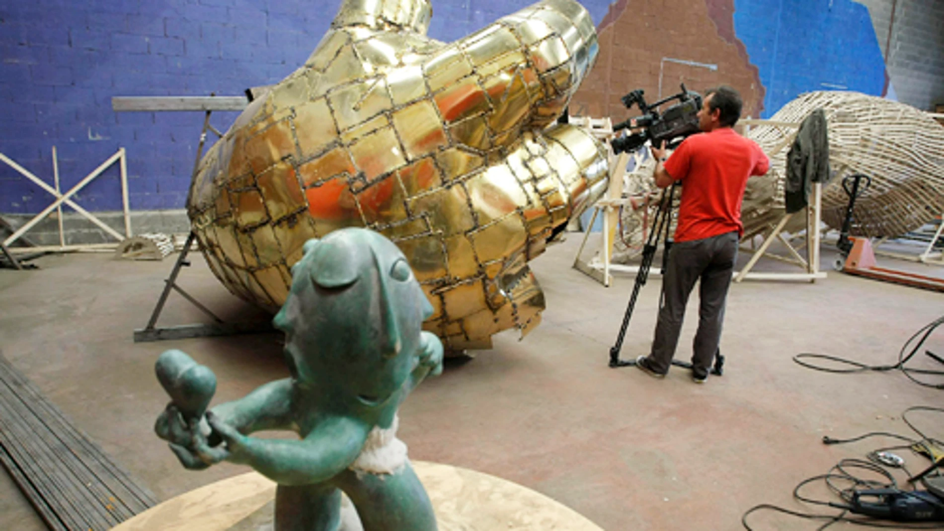 Roban parte de la escultura a Carlos Fabra Roban parte de la escultura a Carlos Fabra