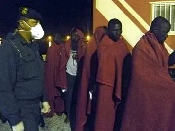 Algunos inmigrantes rescatados del naufragio Algunos inmigrantes rescatados del naufragio