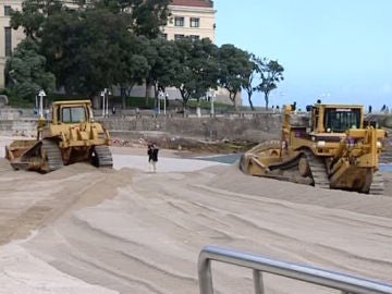 Alisando la playa de Riazor