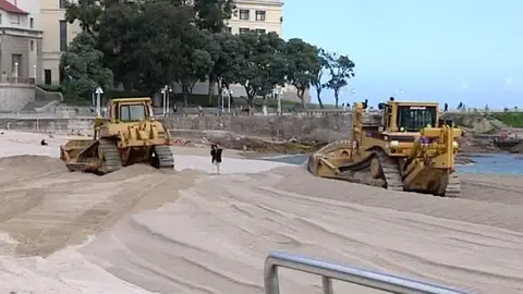 Alisando la playa de Riazor Alisando la playa de Riazor