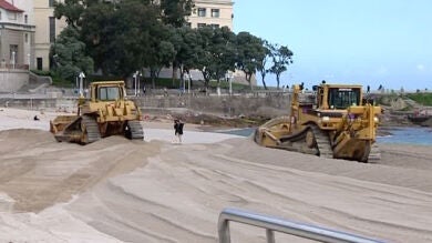 La playa de Riazor se quita las curvas para el verano